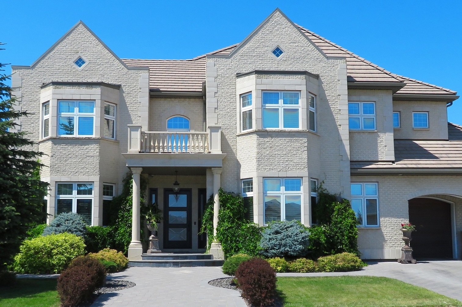 Professional pressure washing service cleaning exterior siding